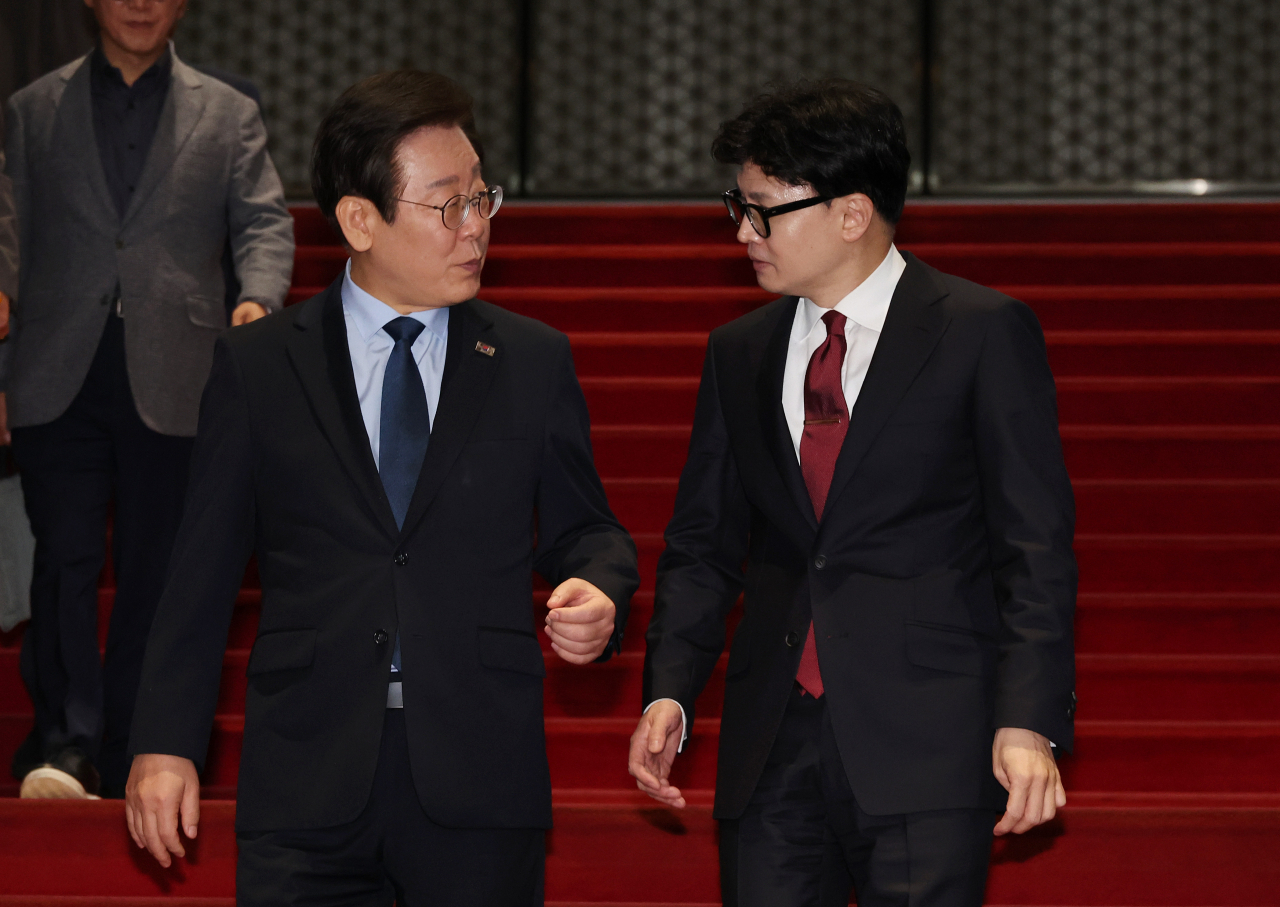한동훈 국민의힘 대표와 이재명 더불어민주당 대표(왼쪽)가 지난 1일 오후 국회에서 채상병 특검법, 금융투자소득세 폐지, 전 국민 25만원 지원법 등을 논의하는 여야 대표 회담을 마친 뒤 이동하며 대화하고 있다. [연합]