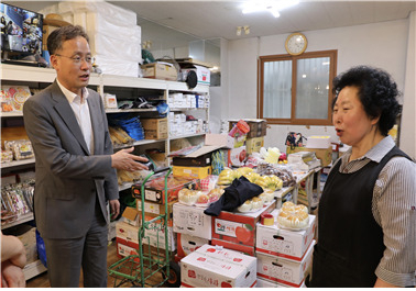 이형일 통계청장이 대전 동구 신도시장을 방문해 주요 성수품인 과일 물가 동향을 파악하고 있다. [통계청 제공]