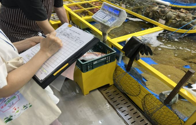 수산물 방사능 안전성 검사를 위한 시료수거 모습 [서울시 제공]