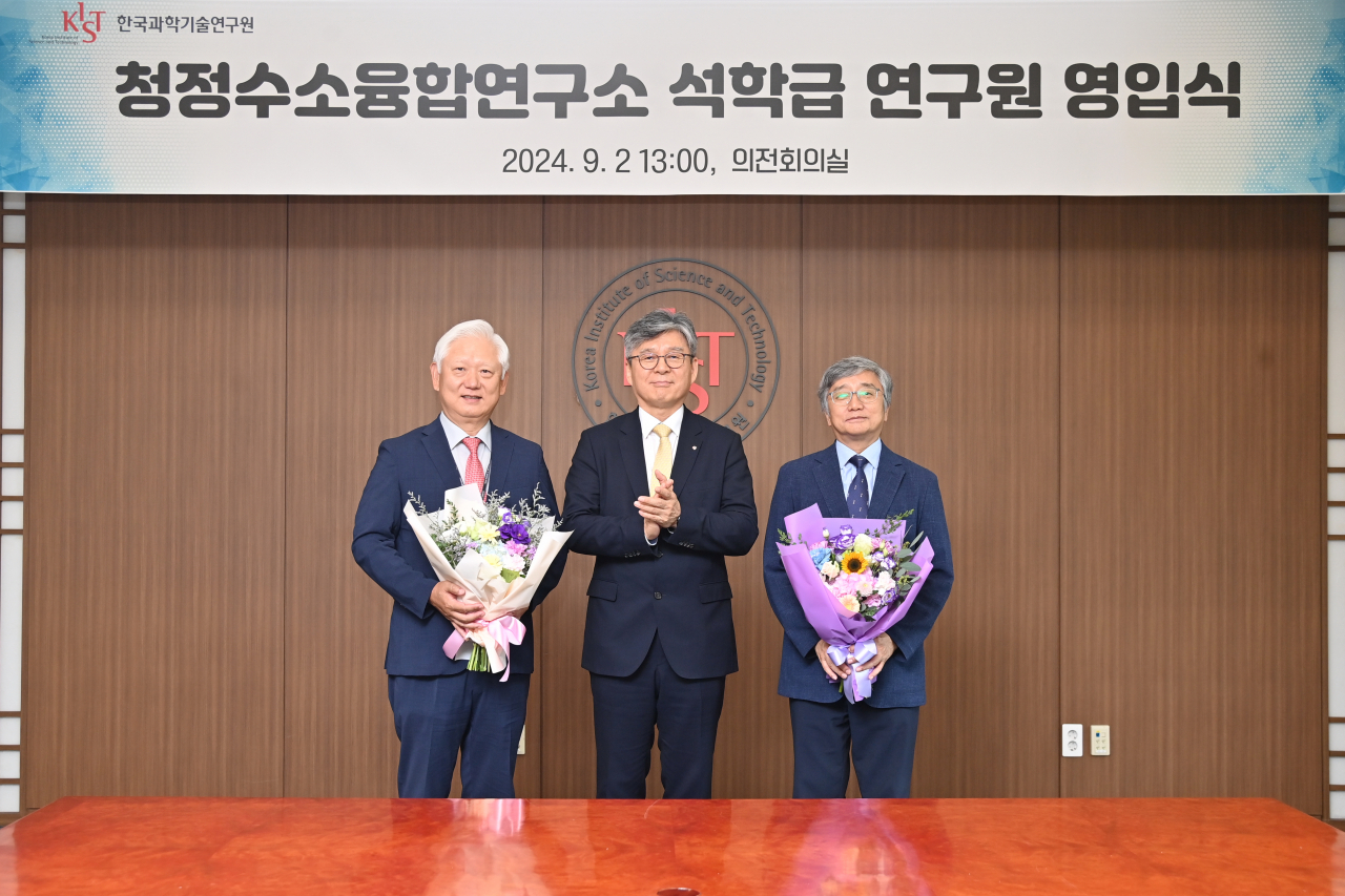 이관영(왼쪽부터) 교수, 오상록 KIST 원장, 남석우 박사가 석학급 연구원 영입식을 마치고 기념촬영을 하고 있다.[KIST 제공]