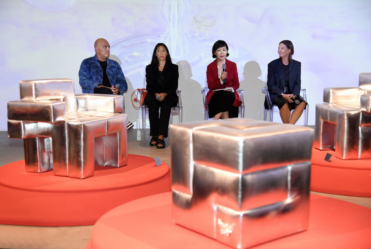 디자이너 듀오 아틀리에 비아게티의 알베르토 비아게티(왼쪽부터), 로라 발다사리와 이지윤 숨 프로젝트 대표, 사빈 브루너 MCM GBCO가 2일 기자간담회를 진행하고 있다. [MCM 제공]