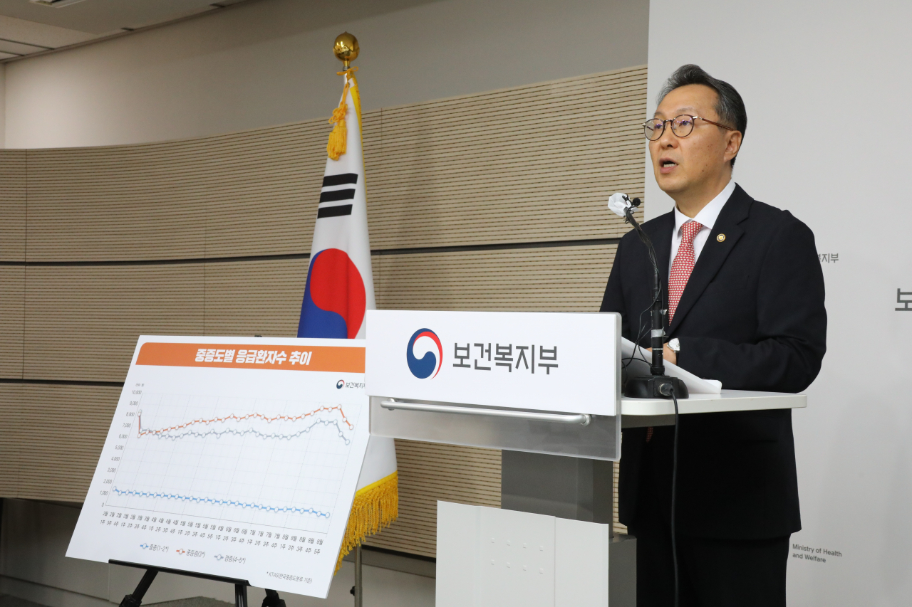 박민수 보건복지부 제2차관이 2일 오후 정부세종청사 보건복지부 브리핑실에서 응급의료 등 비상 진료 대응 관련 설명을 하고 있다.[연합]