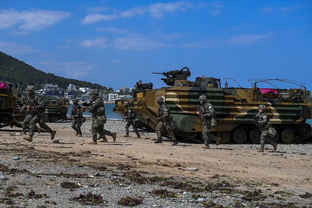 지난 1일 포항 독석리와 화진리 해안 일대에서 지역 내 중요지형 및 목표를 확보하는 연합 상륙작전을 진행하고 있다.[해병대 제공]