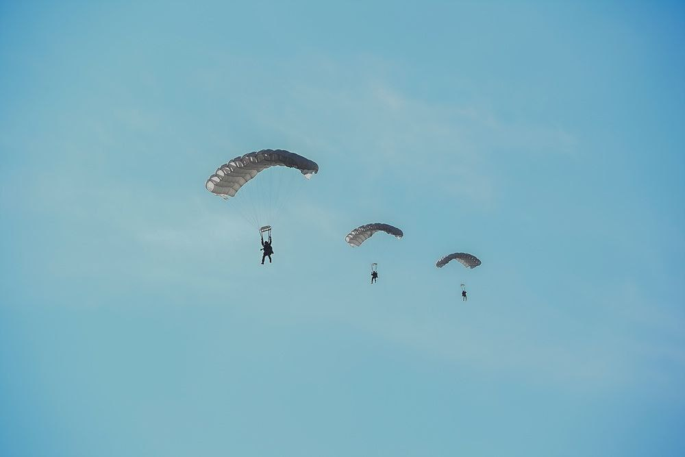 지난 1일 포항 독석리 해안 일대에서 공군 C-130 수송기에서 낙하산으로 공정돌격을 진행하고있다.[해병대 제공]