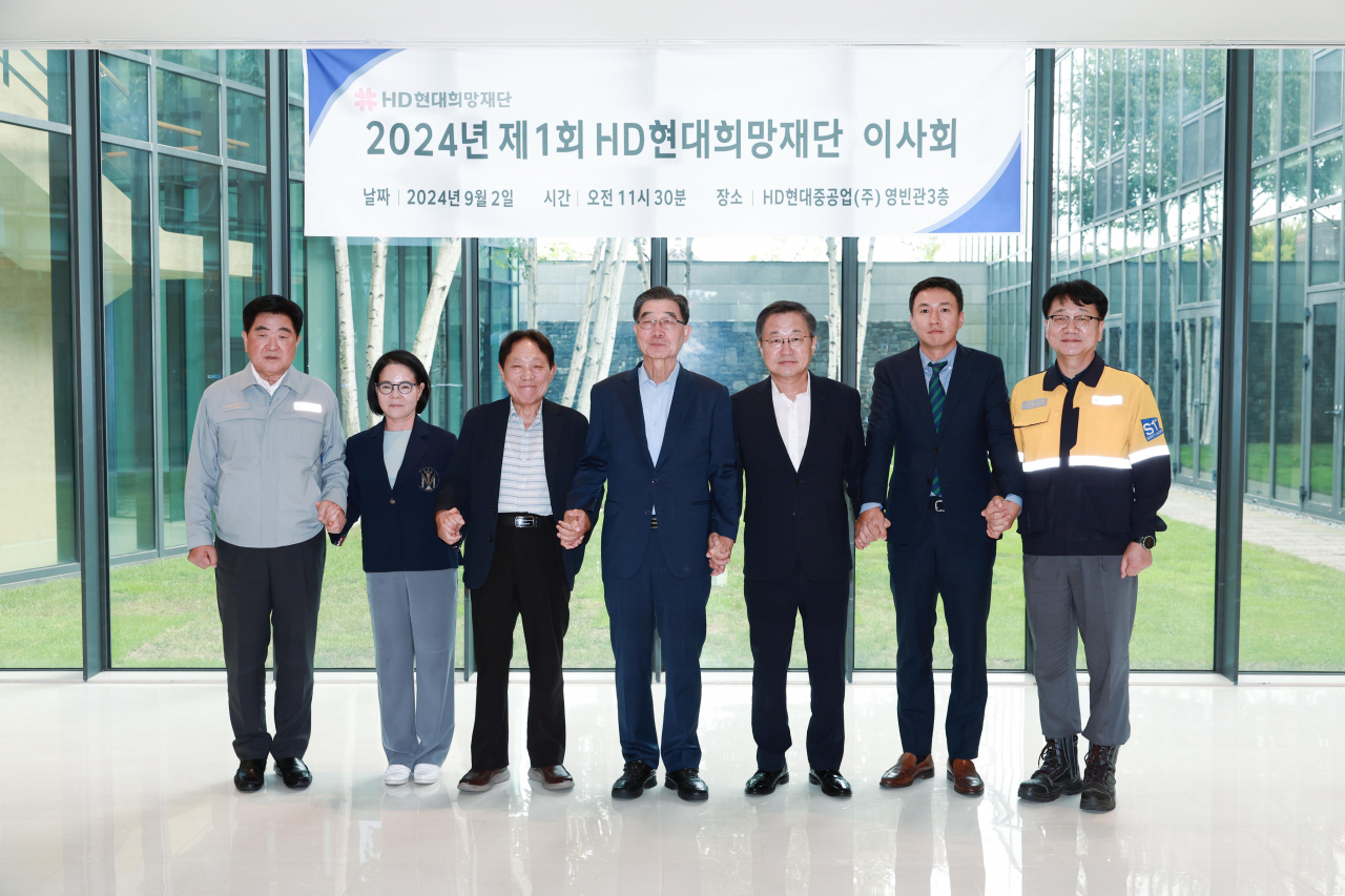 2일 울산 동구 HD현대중공업에서 열린 HD현대희망재단 이사회에서 권오갑(왼쪽 첫번째) HD현대 회장, 이기권(왼쪽 네번째) HD현대희망재단 이사장 등이 기념촬영을 하고 있다. [HD현대 제공]