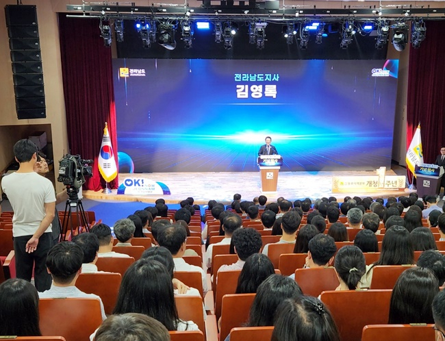 김영록 전남지사가 2일 오후 동부본부 개청 1주년 기념식에서 인사말을 하고 있다. /박대성 기자.