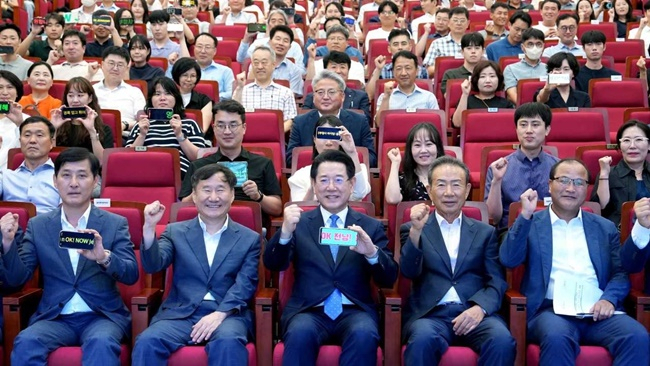 사진 앞줄 왼쪽부터 위광환 일자리투자유치국장, 정찬균 동부본부장, 김영록 전남지사, 황금영 숲속의전남 이사장, 박현식 글로컬대학산업단장. [전남도 제공]