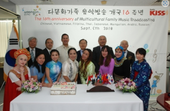 중국, 베트남 등 8개 언어로 송출되며 226만 외국인 주민의 한국생활 적응을 돕고 있는 웅진재단의 다문화 음악방송이 16주년을 맞이한다. 사진은 지난 2018년 다문화 음악방송 개국 10주년 기념식 장면. 사진제공=웅진재단