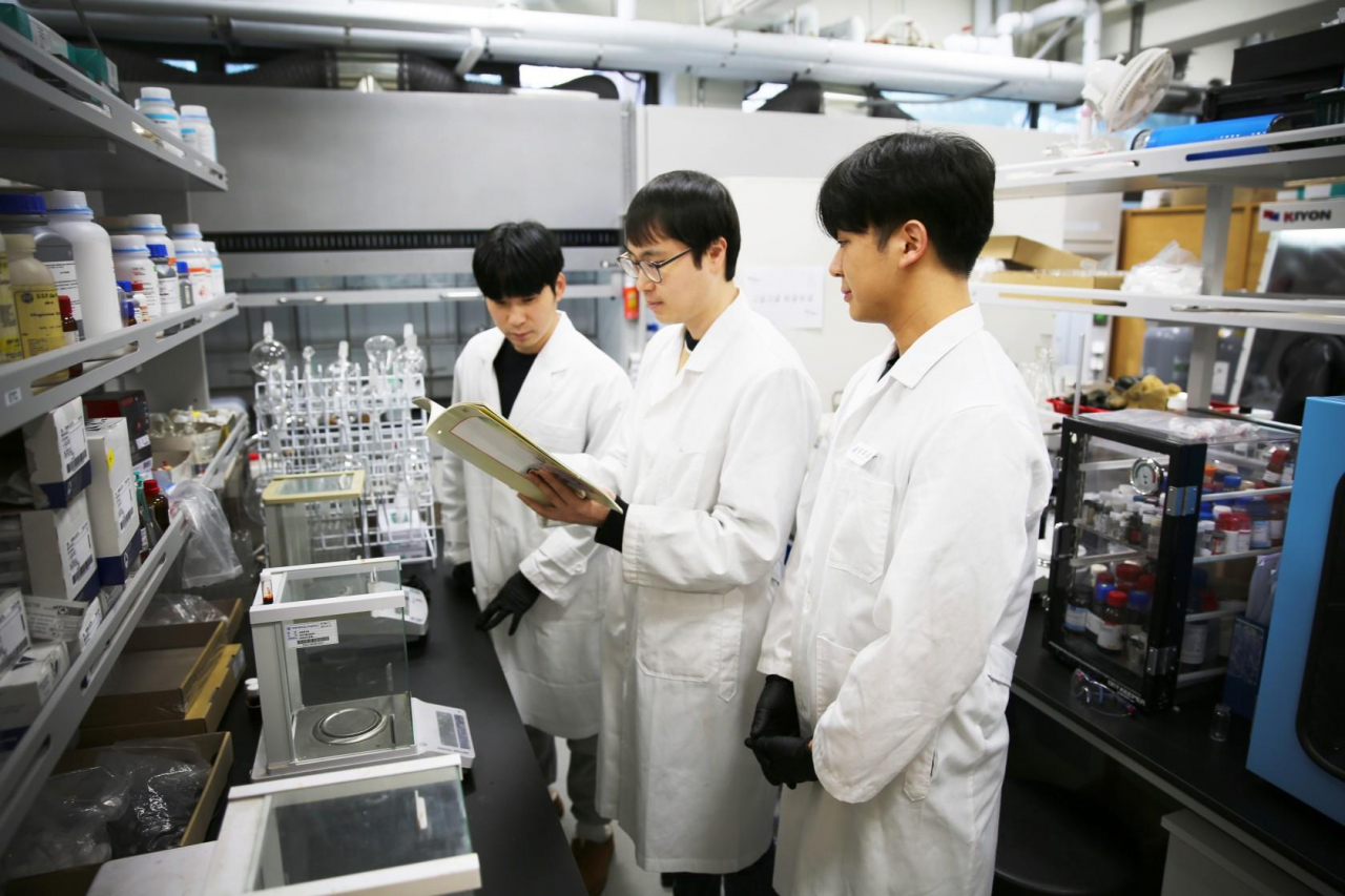 G램프 사업 참여 교수인 화학과 이인환 교수의 실험 모습.[아주대 제공]
