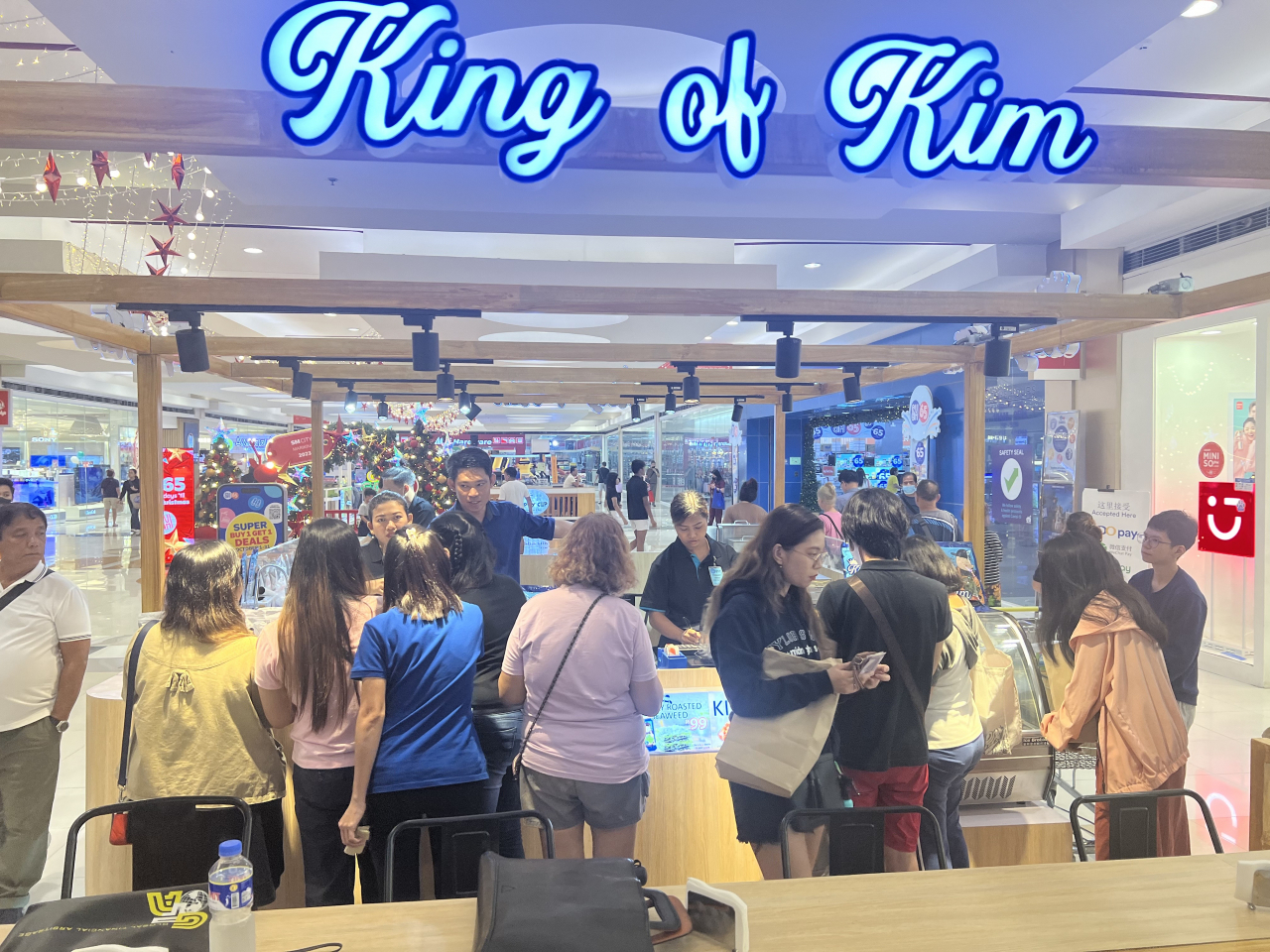 필리핀 마닐라 퀘존시티 대형 쇼핑몰 ‘Ali Mall’에 입점한 국내 대표 조미김 생산 업체인 주식회사 양명의 브랜드 ‘King of Kim’의 모습 [사진=㈜양명 제공]