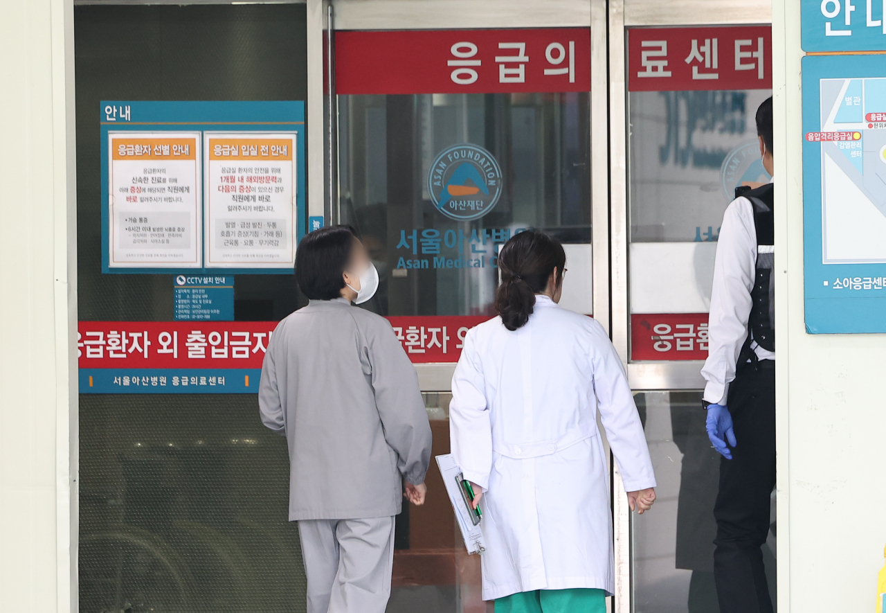 추석 연휴를 앞두고 응급실 과부하에 대한 우려가 커지고 있는 가운데 2일 서울 한 대형병원 응급의료센터 인근에서 한 의료 관계자가 이동하고 있다. [연합]