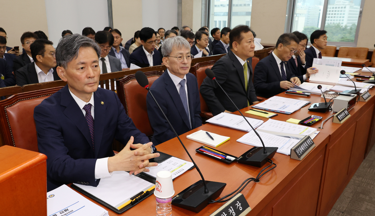 2일 오전 열린 국회 행정안전위원회 전체회의에 참석한 국무위원들이 자리하고 있다. 왼쪽부터 조지호 경찰청장, 김광동 진실화해위원회위원장, 이상민 행정안전부 장관, 김용빈 중앙선거관리위원회 사무총장, 연원정 인사혁신처장, 허석곤 소방청장. [연합]