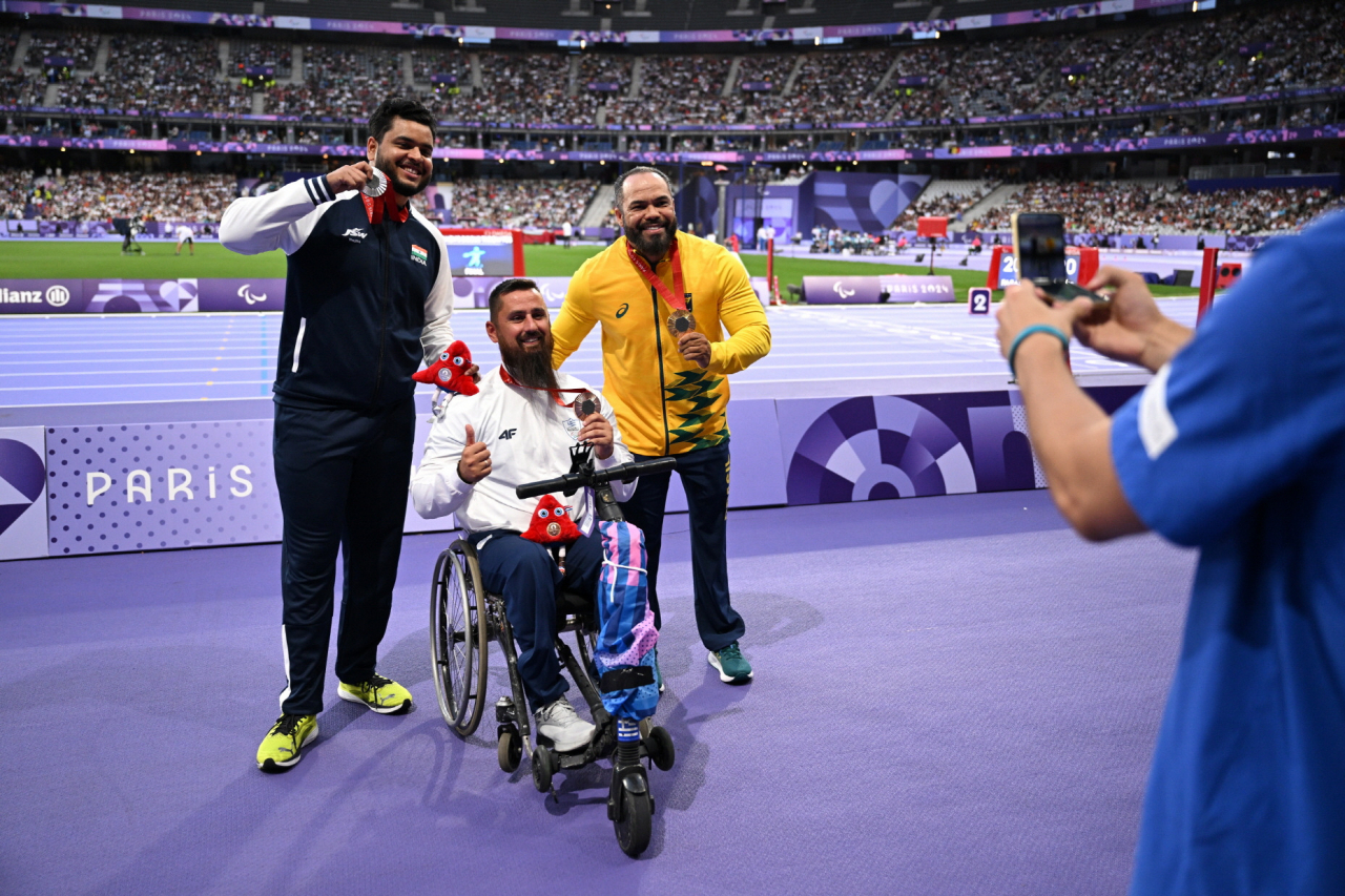 2일(현지시간) 프랑스 스타드 드 프랑스(Stade de France)에서 열린 2024 파리패럴림픽 장애인 육상 남자 원반던지기(스포츠등급 F56) 공동 취재구역(Mixed Zone)에서 메달을 수상한 선수들이 갤럭시 Z 플립6 올림픽 에디션을 이용한 빅토리 셀피촬영을 하고 있다. [삼성전자 제공]