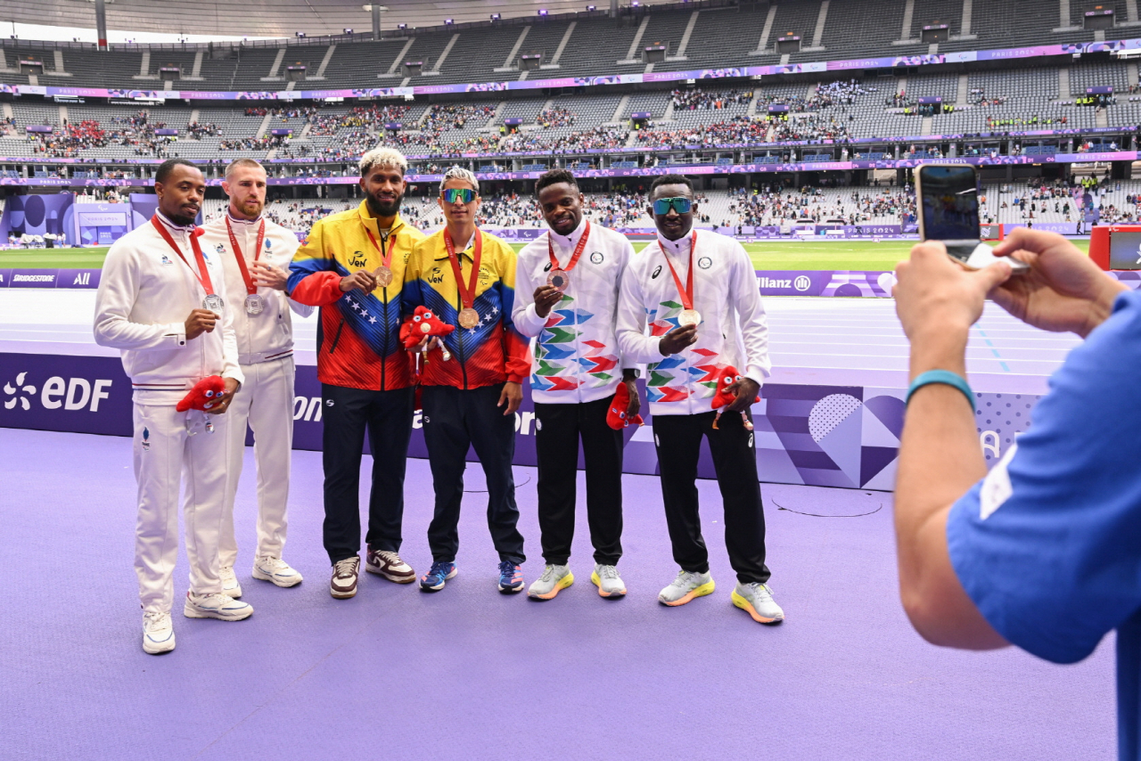 2일(현지시간) 프랑스 스타드 드 프랑스(Stade de France)에서 열린 2024 파리패럴림픽 장애인 육상 남자 400m(스포츠등급 T11) 공동 취재구역(Mixed Zone)에서 메달을 수상한 선수들이 ‘빅토리 셀피’를 찍고 있다. [삼성전자 제공]