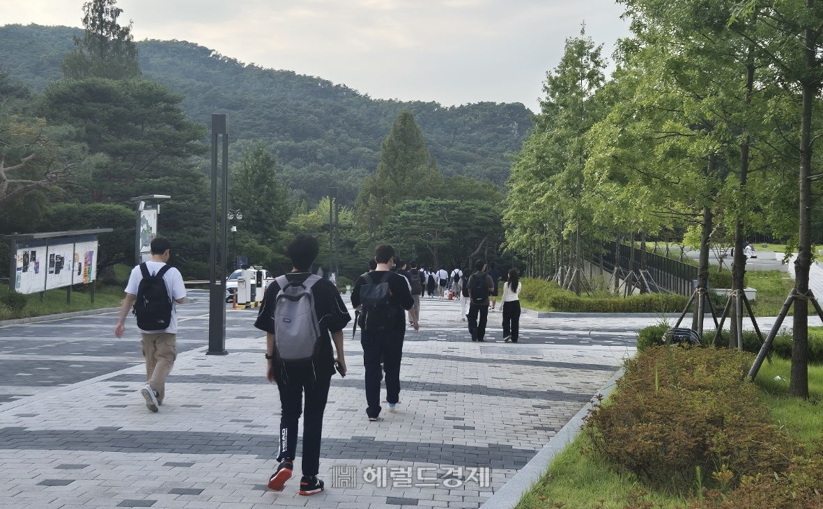 2일 서울 관악구 서울대학교 캠퍼스. 수업을 마친 학생들이 학교를 떠나고 있다. [김도윤 기자]