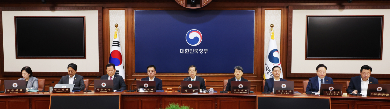 한덕수(가운데) 국무총리가 3일 정부서울청사에서 열린 국무회의에서 발언하고 있다. [연합]