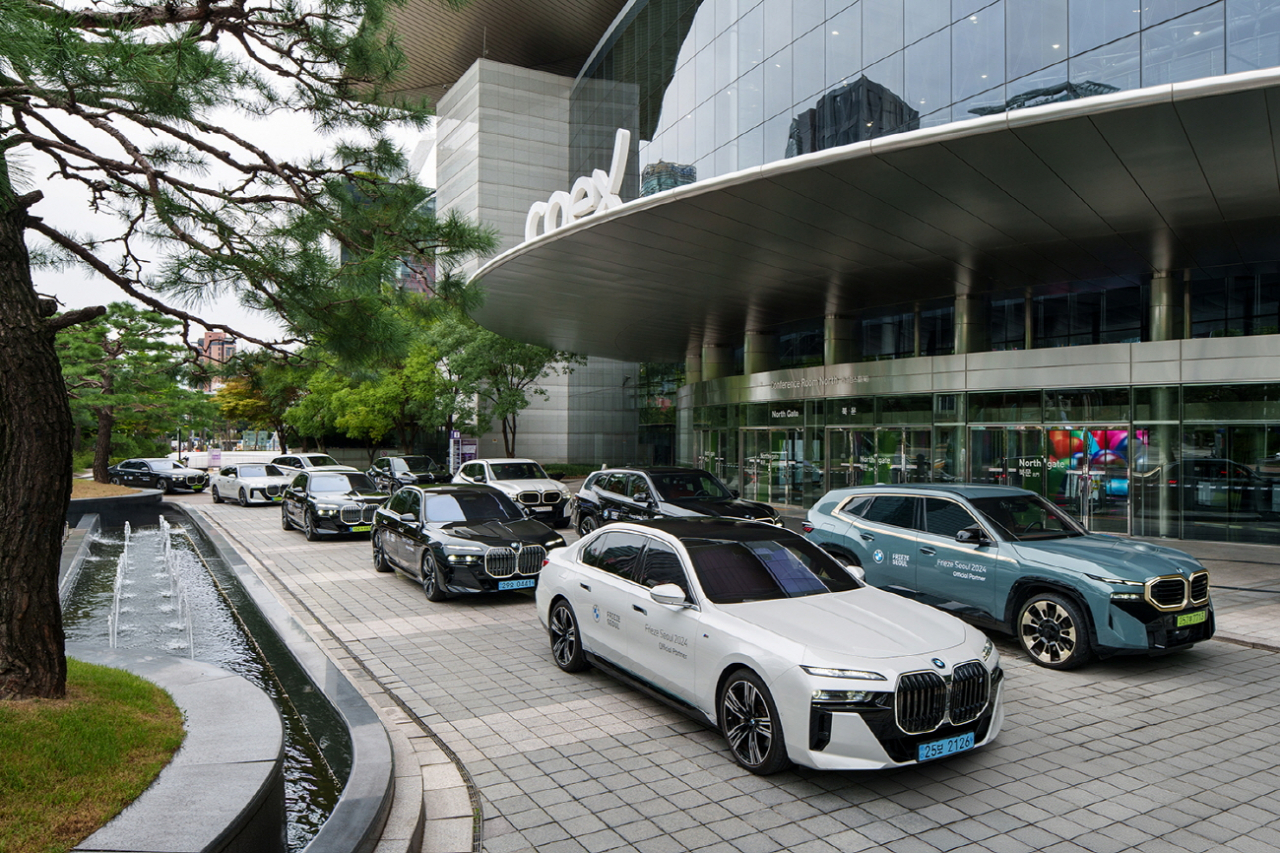 BMW 코리아가 프리즈 서울 2024에서 VIP 대상으로 제공하는 공식 셔틀 서비스 차량들. [BMW코리아 제공]