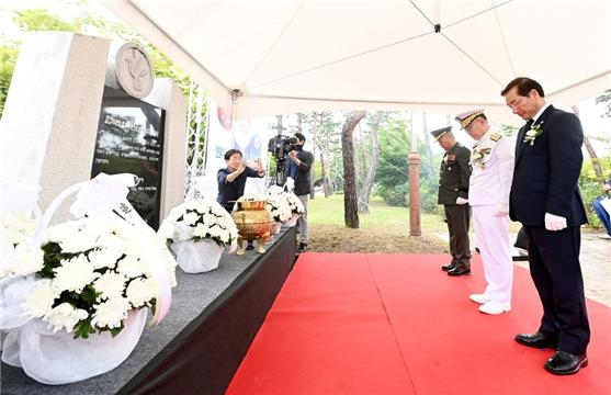 유정복 인천광역시장이 지난해 9월 15일 중구 월미공원 월미도 원주민 희생자 위령비에서 열린 월미도 원주민 희생자 추모식에서 헌화와 묵념을 하고 있다.[인천시 제공]