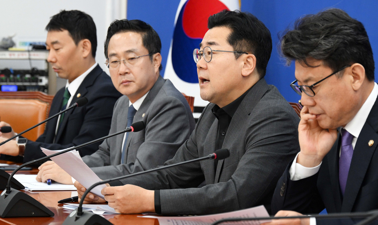 박찬대(오른쪽 두 번째) 더불어민주당 원내대표가 3일 오전 서울 여의도 국회에서 열린 원내대책회의에 참석해 발언하고 있다. 이상섭 기자