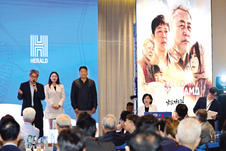 27일 열린 제2차 한·몽골 미래전략포럼 ‘친선 우호의 밤’에서 몽골 전통 공연팀 ‘SE PRO’이 선보인 낙타를 기르는 여성의 아름다움을 표현한 춤 공연(왼쪽 위부터 시계방향)과 봉 하나에 의지한 채 온 몸을 유연하게 접는 서커스 공연. 한·몽골 합작영화 ‘남으로 가는 길’을 소개하는 구본근 코탑미디어 대표와 포럼장 앞에 설치된 이혜민 작가의 작품 울란바토르=박해묵 기자