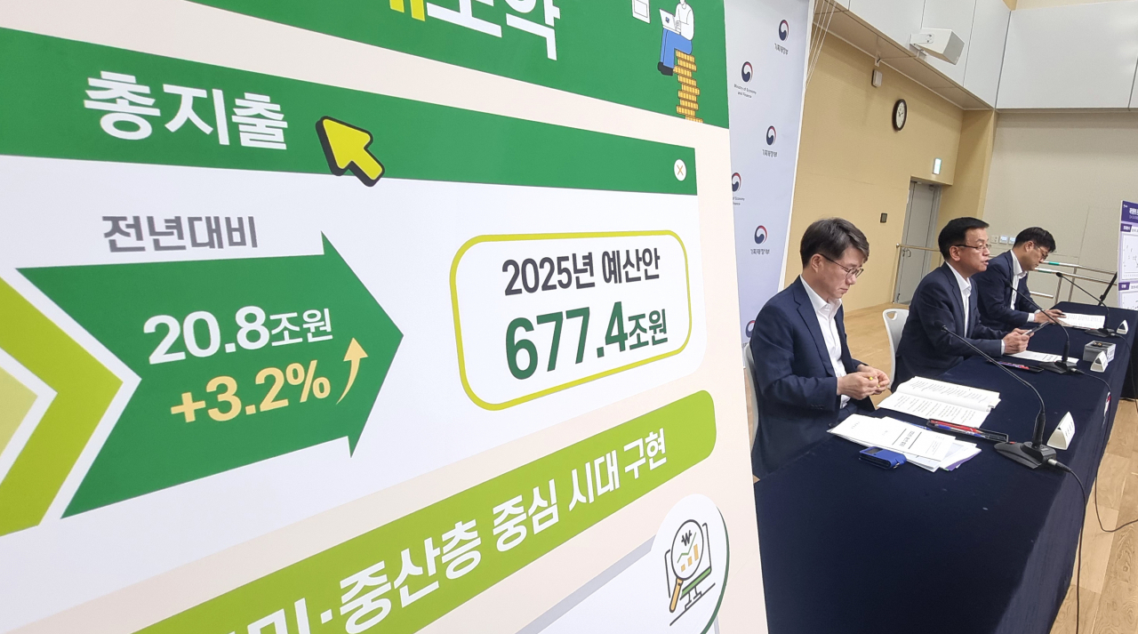 최상목 부총리 겸 기획재정부 장관이 22일 정부세종청사 민원동 브리핑실에서 2025년 예산안 및 2024~2028 국가재정운용계획에 관해 사전 브리핑하고 있다. [연합]