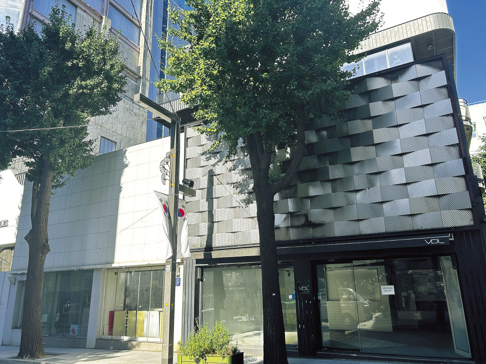 29일 서울시 강남구 신사동 가로수길 메인 거리 도로변 상가가 연달아 공실인 모습 정주원 기자
