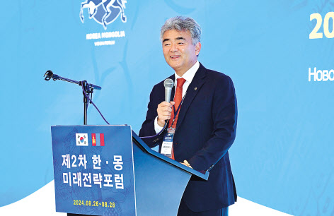 정원주 헤럴드미디어그룹·대우건설 회장이 제2차 한·몽골 미래전략포럼 개막 전인 지난달 26일 열린 비즈니스 네트워킹 행사에서 강연하고 있다. 울란바토르=박해묵 기자