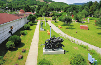 1999년 폐교한 무이초등학교가 2001년 예술 공간으로 변신한 ‘평창무이예술관’