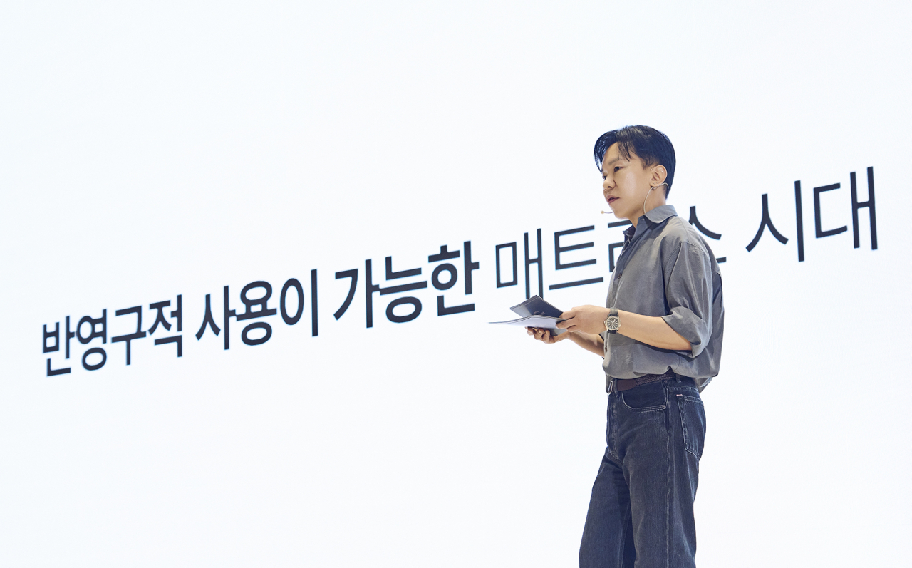 안정호 시몬스 대표가 3일 경기도 이천의 시몬스 팩토리움에서 열린 기자간담회에서 ‘바나듐 포켓스프링’을 적용한 뷰티레스트 신제품을 소개하고 있다. [시몬스 제공]