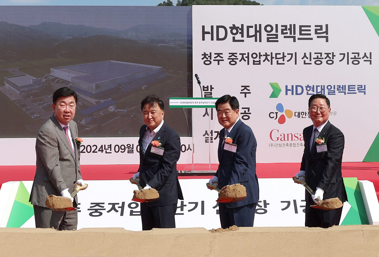 권오갑(왼쪽 세 번째부터) HD현대 회장과 조석 HD현대일렉트릭 사장 등이 3일 충북 청주센트럴밸리에서 열린 중저압차단기 공장 기공식에서 기념촬영을 하고 있다. [HD현대일렉트릭 제공]