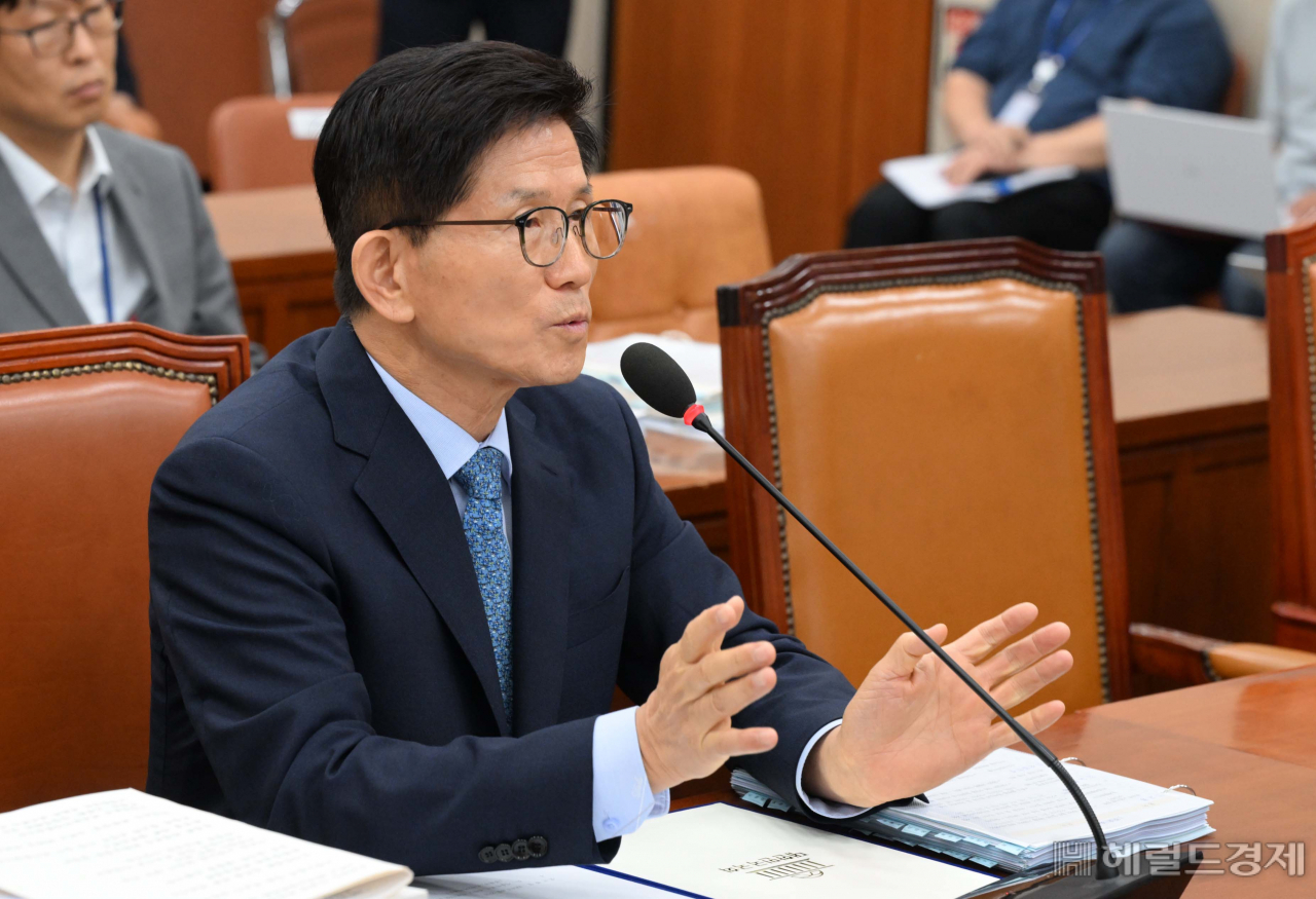 김문수 고용노동부 장관 후보자가 26일 서울 여의도 국회에서 열린 인사청문회에서 의원들의 질의에 답변하고 있다. 임세준 기자