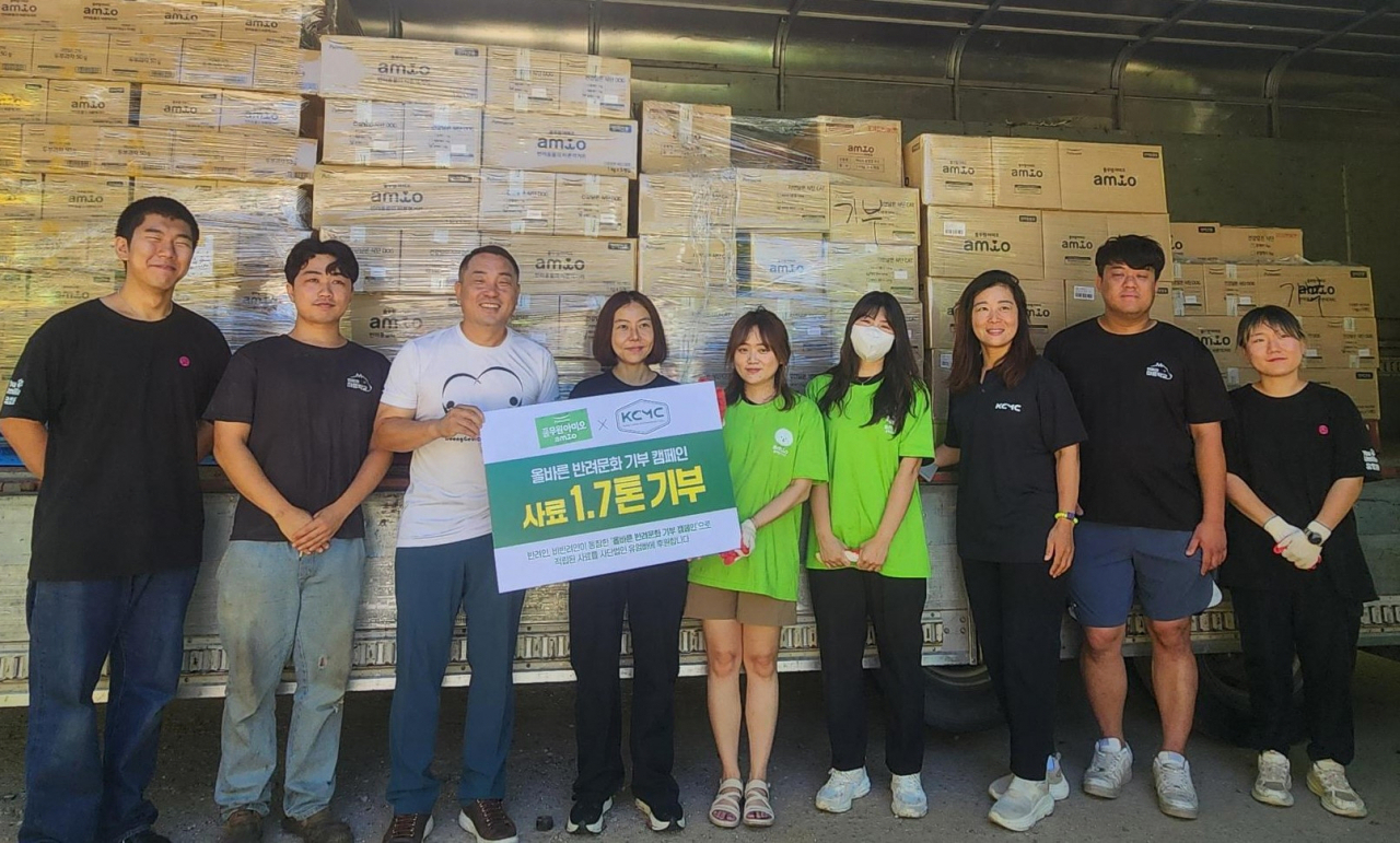 풀무원의 펫푸드 브랜드 풀무원아미오가 KCMC 문화원과 함께 전개한 ‘올바른 반려문화 기부 캠페인’을 통해 동물보호단체 ‘사단법인 유엄빠’에 사료 1.7톤을 기부하고 물품을 직접 운반한 뒤 기념 촬영을 하고 있다. [풀무원 제공]