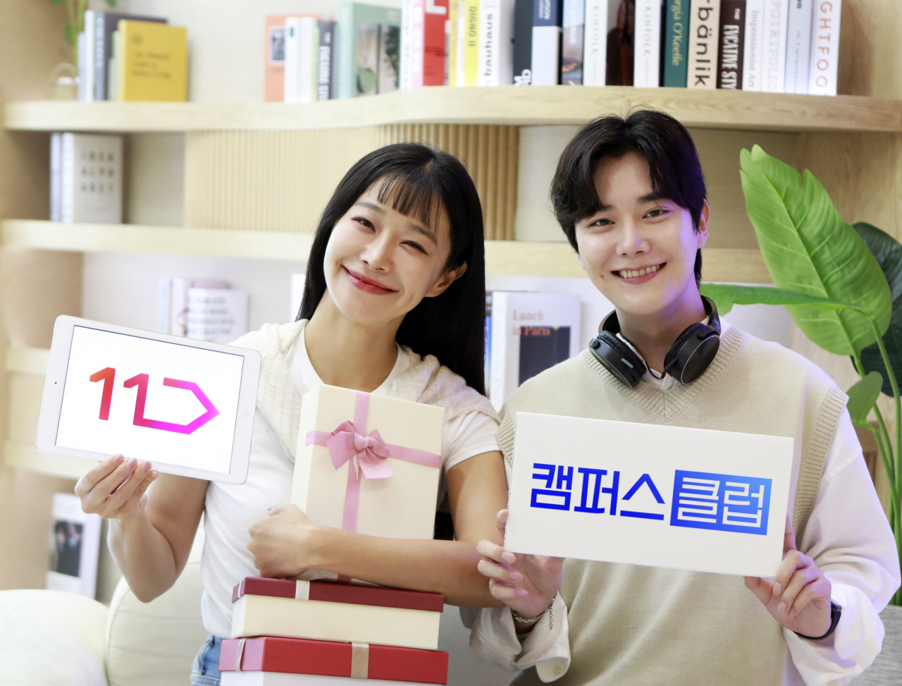 모델들이 11번가 ‘캠퍼스클럽’을 홍보하고 있다. [11번가 제공]