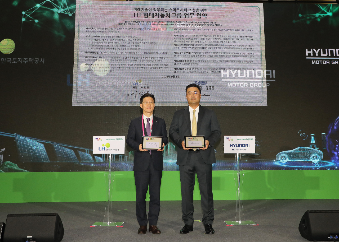 3일 킨텍스 1전시장에서 이상욱 LH 부사장(왼쪽)과 김흥수 현대자동차그룹 부사장(오른쪽)이 스마트도시 분야 협력을 위한 기본협약을 체결하고 기념사진을 촬영하고 있다. [LH 제공]