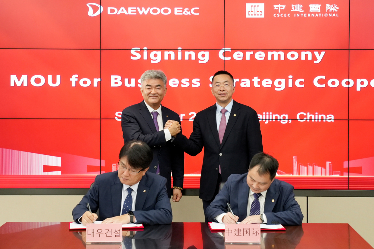 대우건설이 지난 9월 2일 세계 1위 건설기업인 CSCEC 社와 MOU를 체결했다. 대우건설 정원주 회장(왼쪽)과 CSCEC International Operations 가오 보 (Gao Bo) 회장이 손을 맞잡고 기념촬영을 하고 있는 모습. [대우건설]