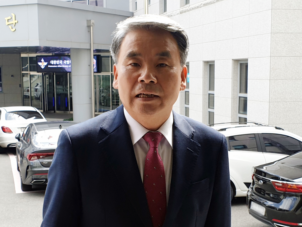 이종섭 전 국방부 장관이 3일 오후 서울 용산구 중앙지역군사법원에서 열린 박정훈 전 해병대 수사단장 항명 혐의 7차 공판에 증인으로 출석하며 취재진 질문에 답하고 있다. [연합]
