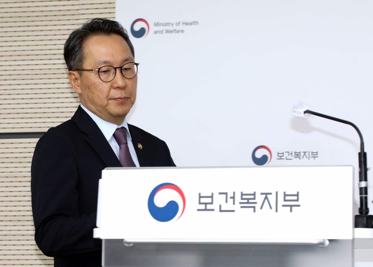 박민수 보건복지부 2차관이 3일 오후 정부세종청사에서 응급 의료 등 비상 진료 대응 관련 브리핑을 하기 위해 입장하고 있다. [연합]