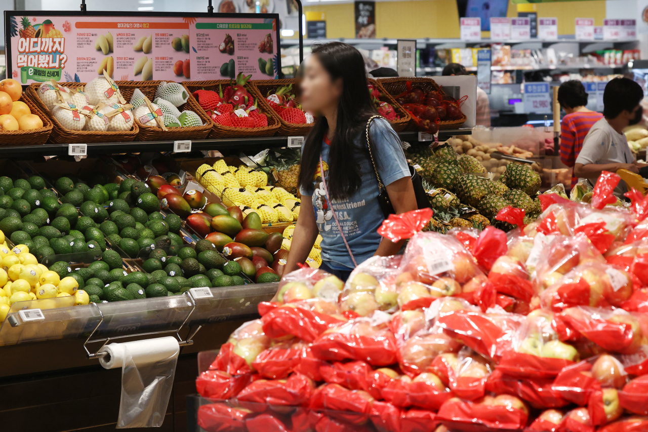 A customer shops for groceries at a supermarket in central Seoul, Tuesday. (Yonhap)