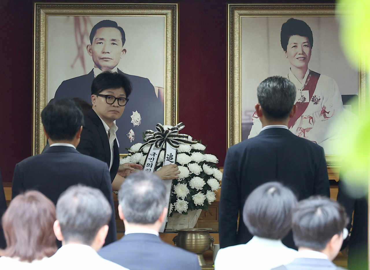 국민의힘 한동훈 대표가 3일 오후 경북 구미시 상모동 박정희 전 대통령 생가 추모관을 방문해 헌화 및 분향을 하고 있다. [연합]