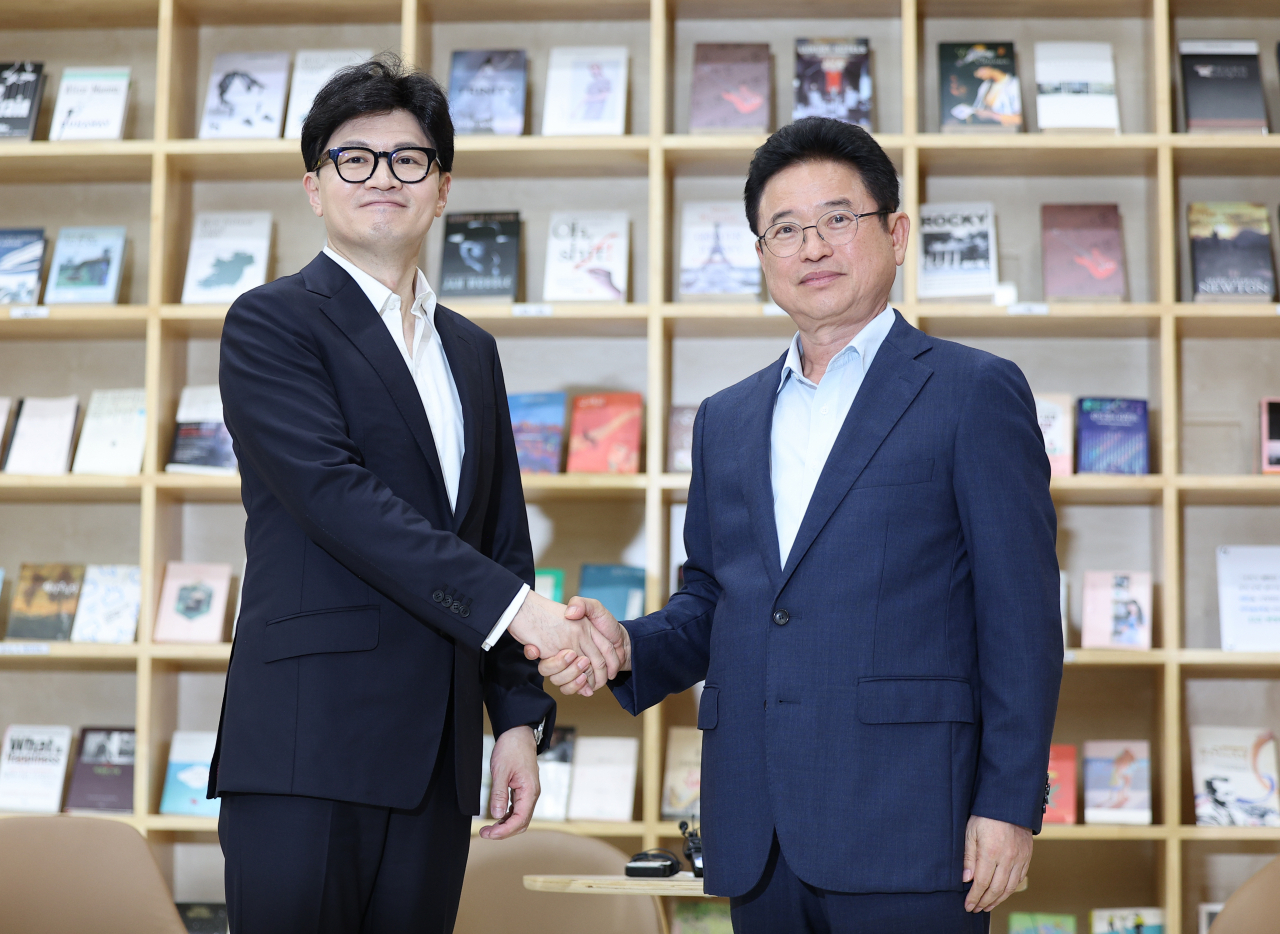 국민의힘 한동훈 대표(왼쪽)와 이철우 경북도지사가 3일 오후 경북 구미시 새마을테마공원 새마을재단 북카페에서 만나 악수하고 있다. [연합]