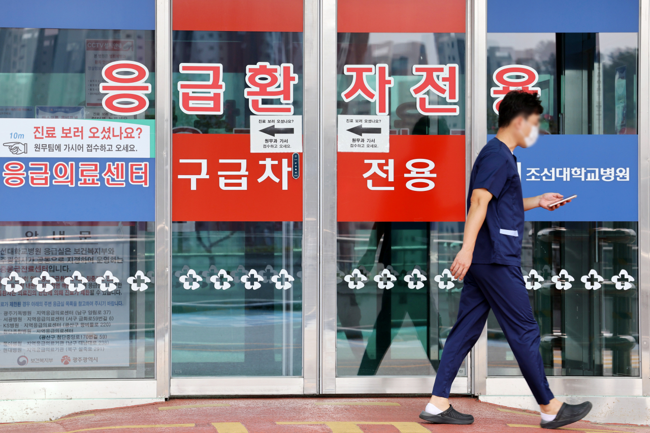 2일 오전 광주 동구 조선대병원 응급실 앞에서 한 의료진이 이동하고 있다. 사진은 기사와 직접 관련 없음.[연합]