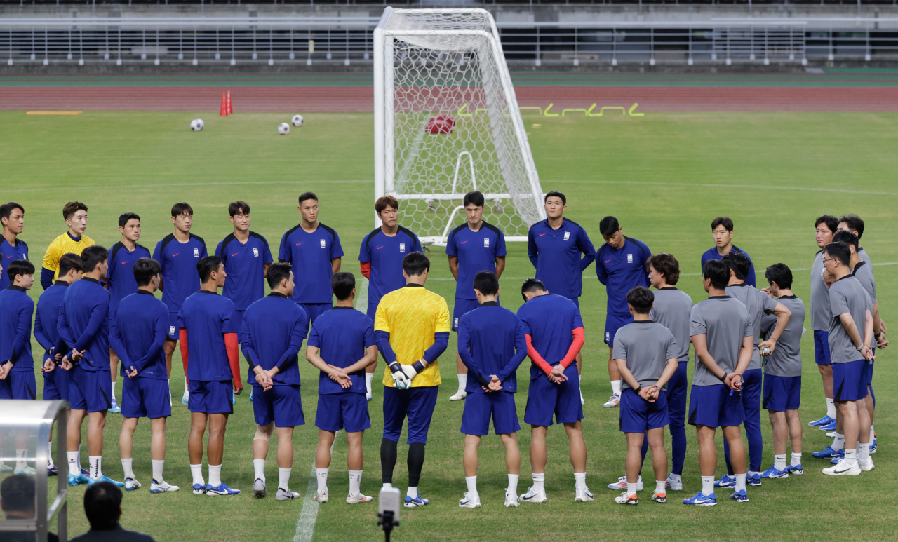 홍명보 대한민국 축구 국가대표팀 감독이 3일 경기 고양종합운동장에서 훈련을 지도하고 있다.[뉴시스]