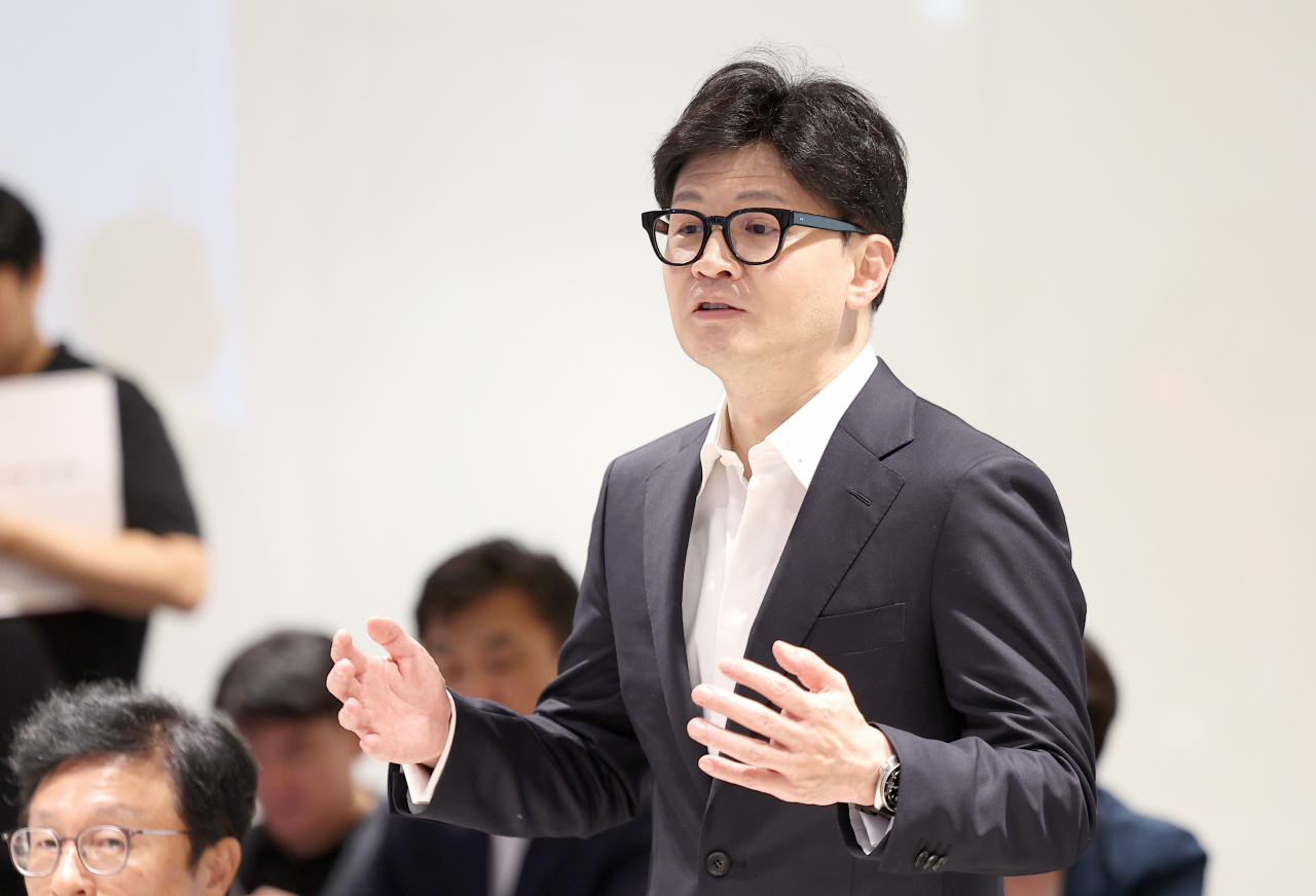 국민의힘 한동훈 대표가 3일 오후 경북 구미시 산동읍에 위치한 반도체 소재·부품 전문기업인 원익큐엔씨를 방문해 인사말하고 있다. [연합]
