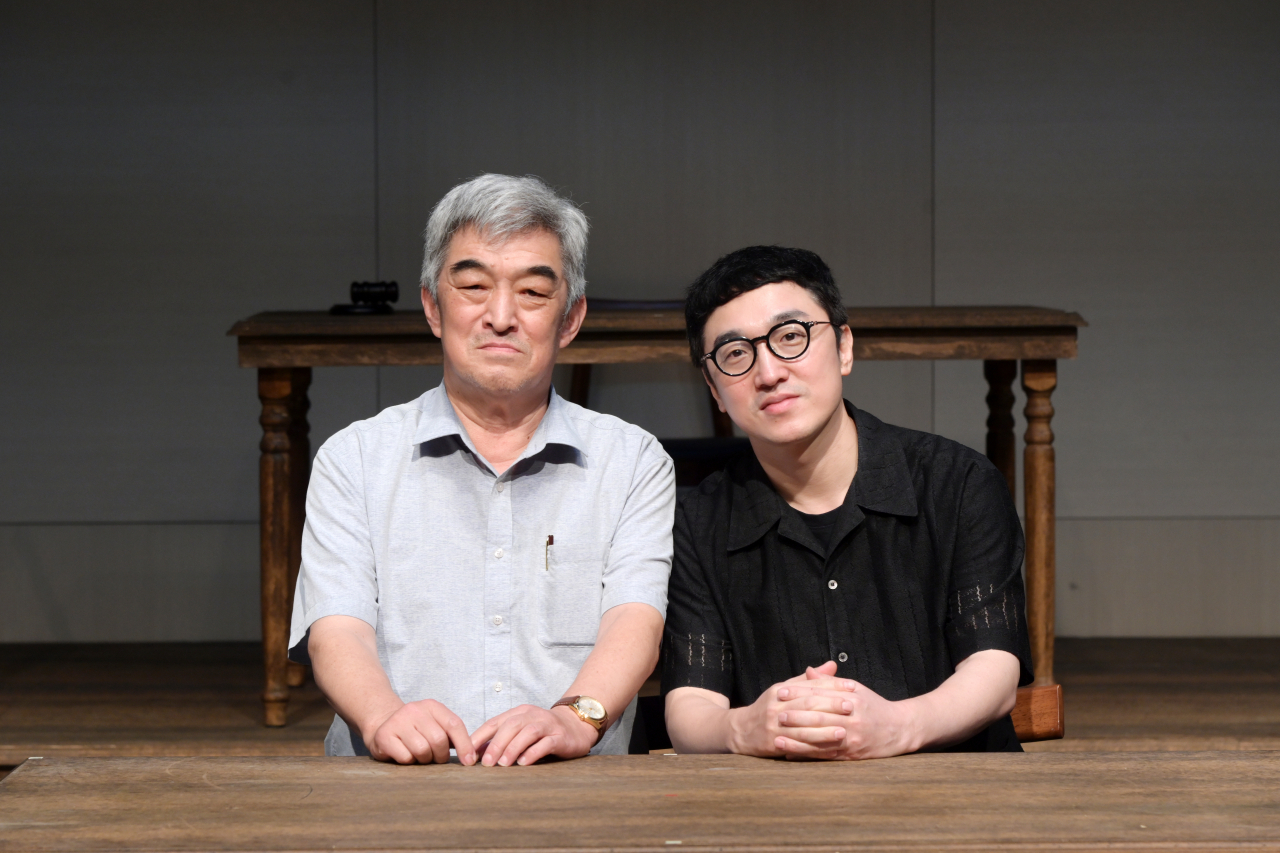 1986년 ‘보도지침’ 폭로 사건 다룬 연극 ‘보도지침’의 실존 인물 김주언 전 뉴스통신진흥회 이사장(왼쪽)과 극본을 쓴 오세혁 작가. [마포문화재단 제공]