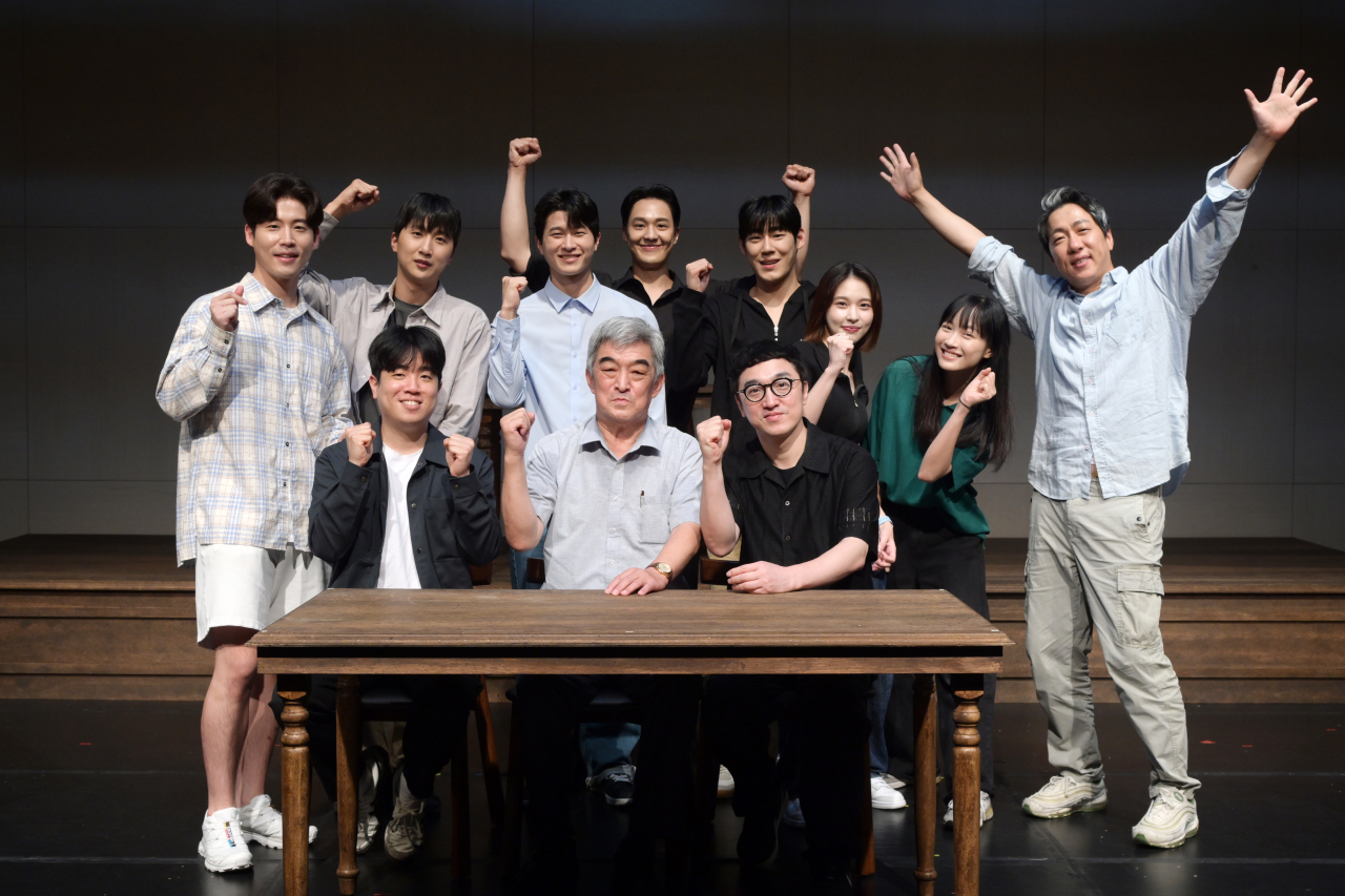 1986년 ‘보도지침’ 폭로 사건 다룬 연극 ‘보도지침’의 실존 인물 김주언 전 뉴스통신진흥회 이사장, 극본을 쓴 오세혁 작가와 연극에 출연 중인 배우들. [마포문화재단 제공]
