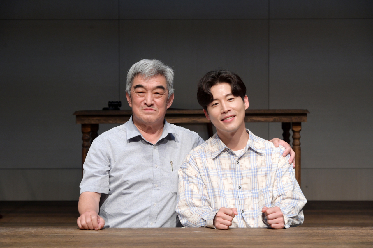 1986년 ‘보도지침’ 폭로 사건 다룬 연극 ‘보도지침’의 실존 인물 김주언 전 뉴스통신진흥회 이사장과 연극에서 김 전 이사장을 연기하는 황두현. [마포문화재단 제공]