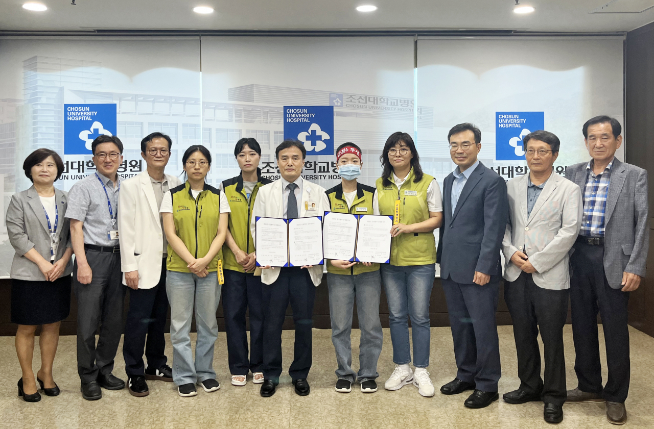 3일 오후 광주 동구 조선대병원에서 조선대병원 노사가 임금·단체협약(임단협) 교섭을 타결한 뒤 기념 사진을 찍고 있다. [연합]