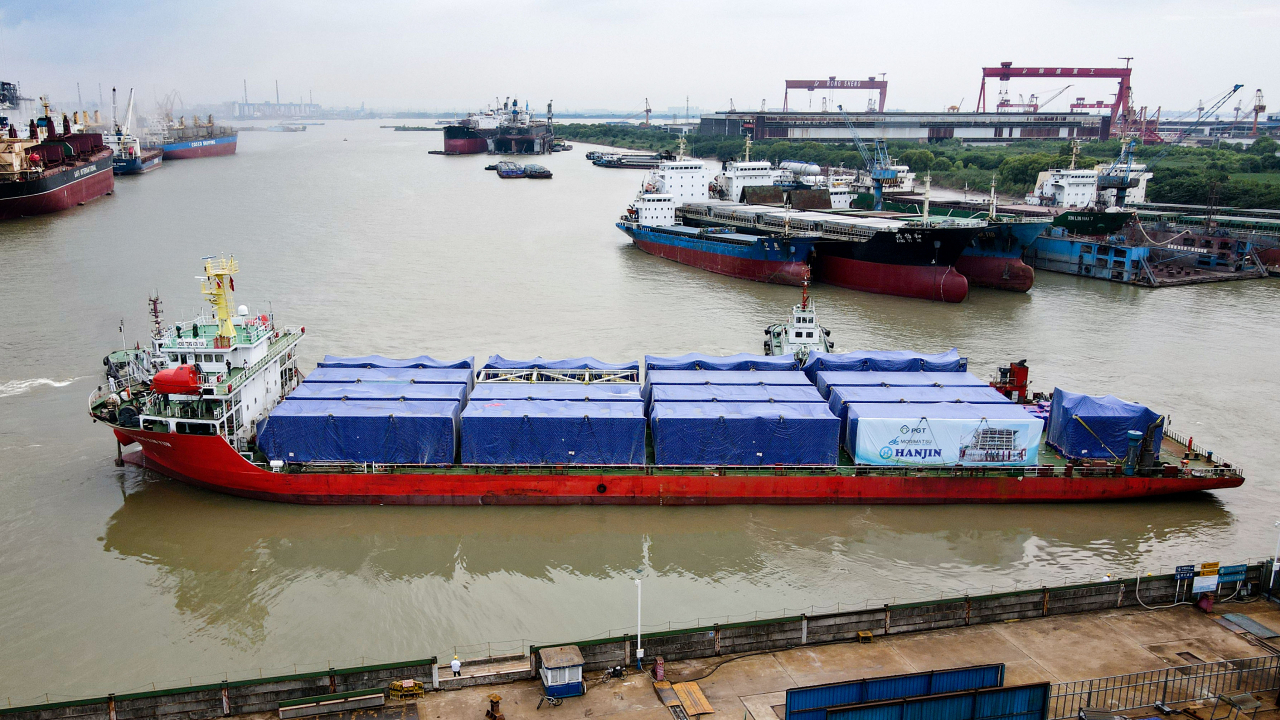 한진이 피지티의 리튬염 제조설비를 운송 중인 모습 [한진 제공]