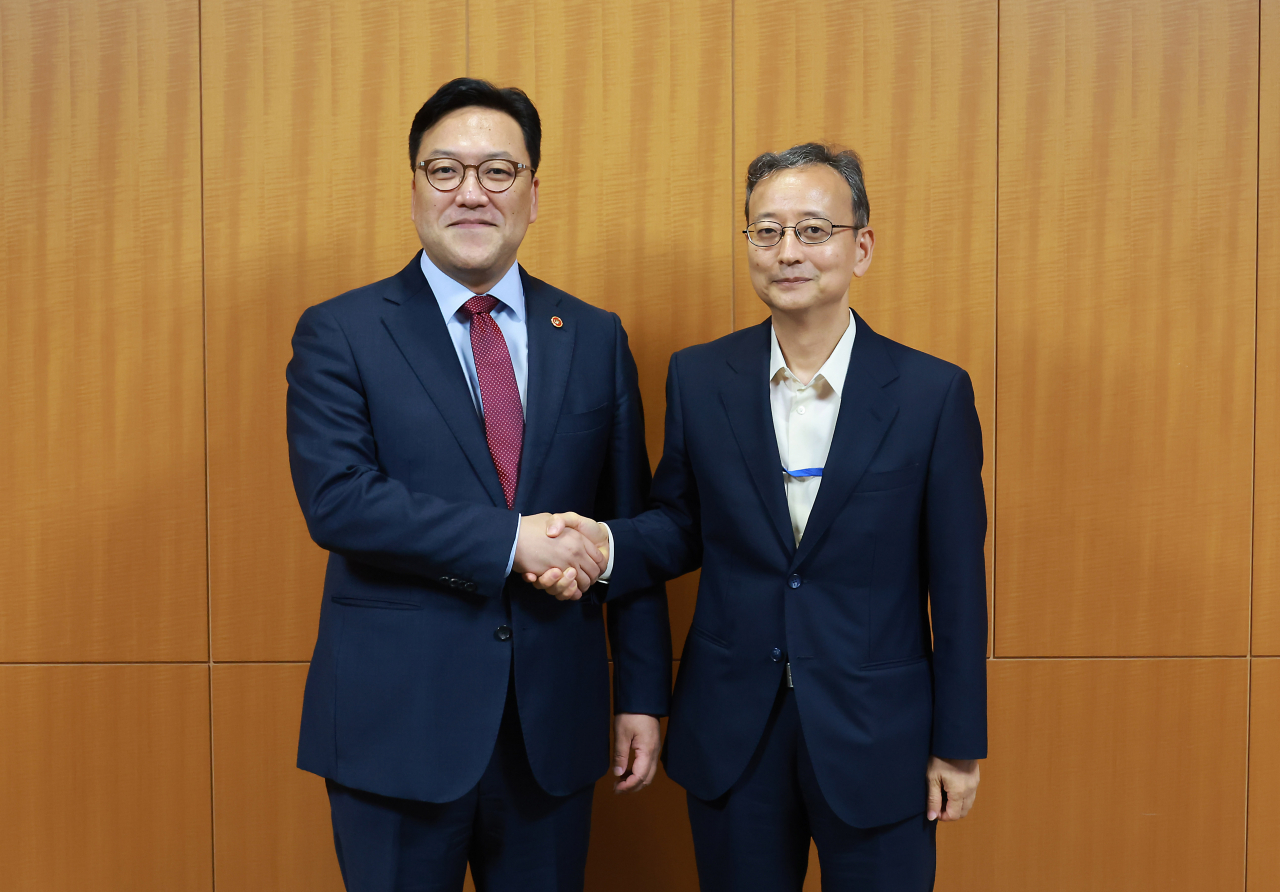 김병환(왼쪽) 금융위원장이 3일 오후 일본 도쿄 금융청 청사에서 이토 히데키(Ito Hideki) 일본 금융청장과 만나 면담 전 기념촬영을 하고 있다.[금융위원회 제공]