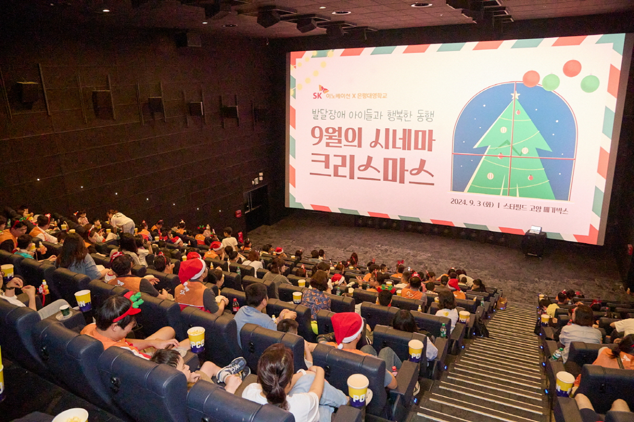 SK이노베이션 계열 구성원들이 3일 서울 소재 특수학교 발달장애 아동들과 영화 관람 나들이를 다녀왔다. [SK이노베이션 제공]